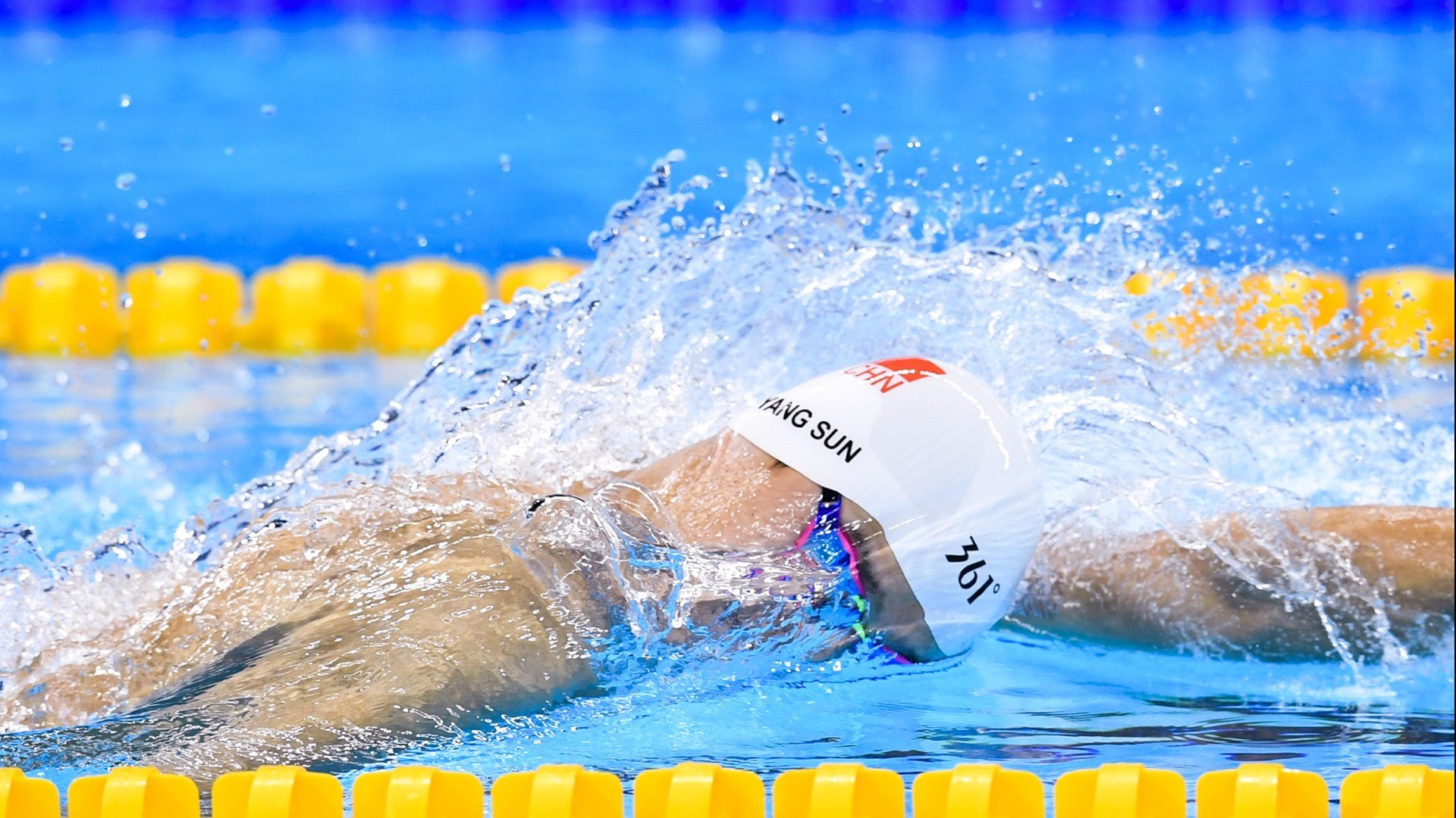 “中超联赛激战正酣，豪门争冠形势白热化”，中超中超